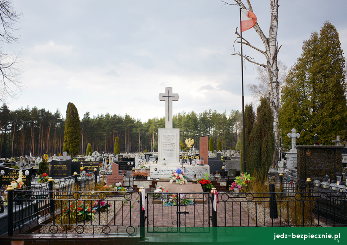 KARTKA Z PODRÓŹY | Suchedniów - cmentarz, symboliczny grób Partyzantów Ziemi Kieleckiej 1939-1945 | Jedź Bezpiecznie