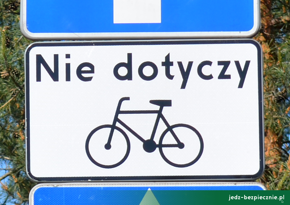 Biała tabliczka z napisem Nie dotyczy i znakiem roweru zmienia znaczenie kilku znaków drogowych zakazu i nakazu