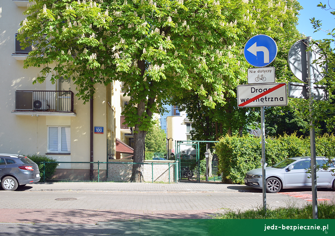 Znaki C-4 i T-22, wyjazd z parkingu na ulicę jednokierunkową, w którą może wjechać rowerzysta pod prąd