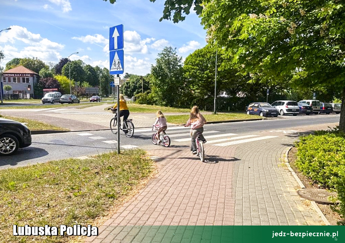 Przejazd rowerem przez wytyczoną drogę wzdłuż przejścia dla pieszych