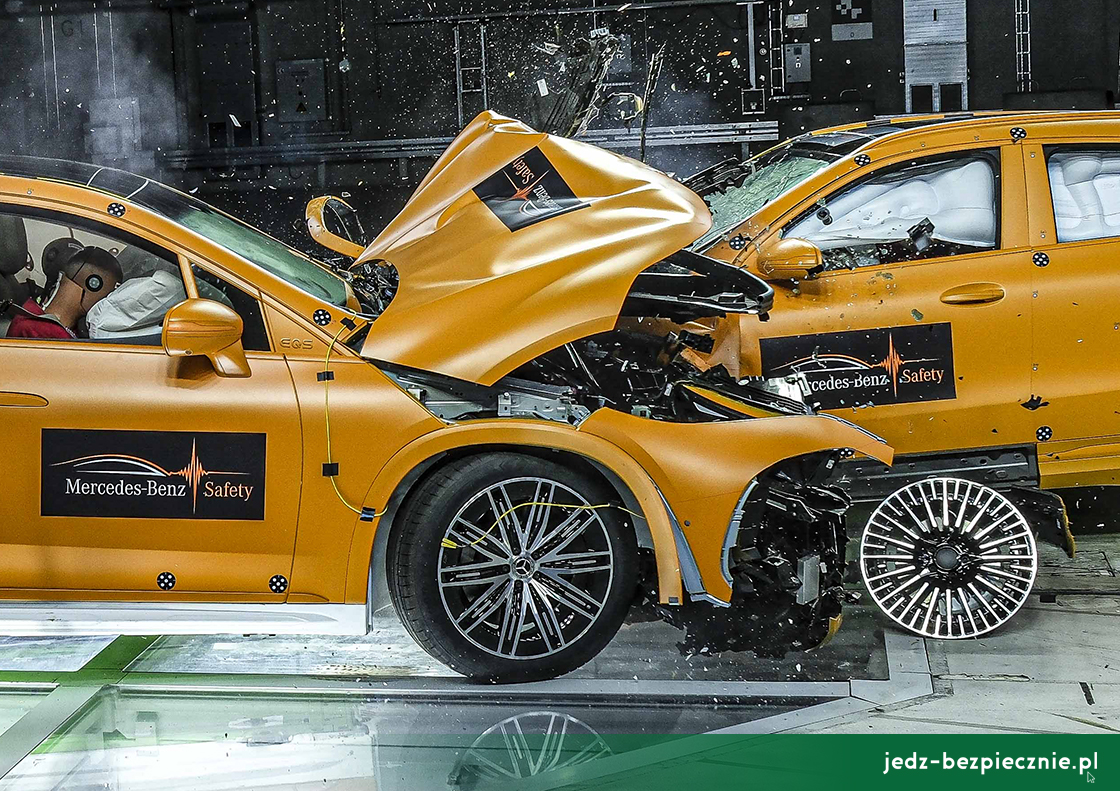 Technika - pierwszy na świecie oficjalny test zderzenia czołowego samochodów elektrycznych - Mercedes EQA i EQS SUV