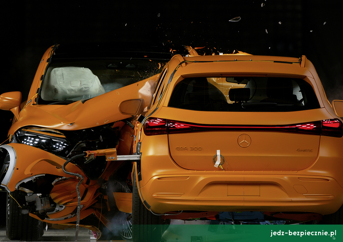 Technika - test zderzenia czołowego w połowie szerokości samochodów elektrycznych przy prędkości 56 km/h - Mercedes EQA i EQS SUV