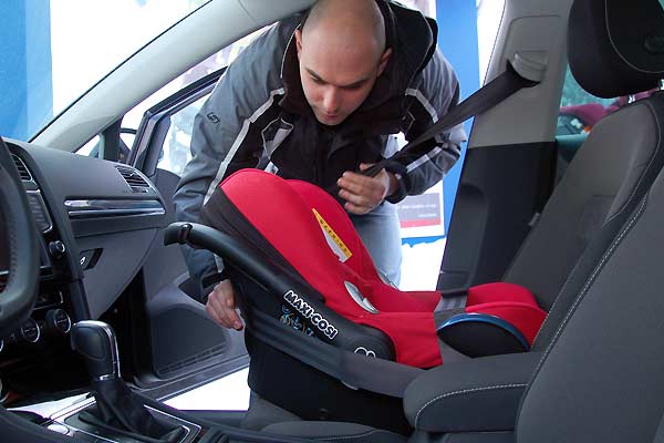 Testy - Volkswagen Golf VIII hatchback - próby z montażem fotelików dziecięcych