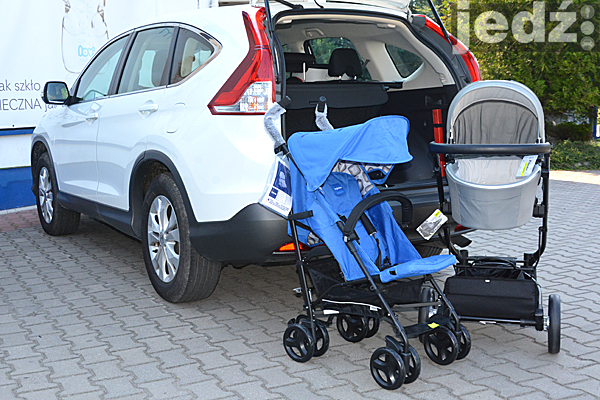 TESTY | Honda CR-V IV 2WD | Foteliki i wózki - próby z zapakowaniem wózków dziecięcych X-lander i Inglesina