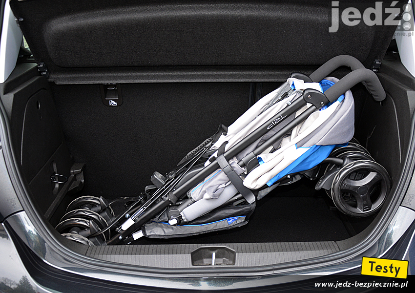 TESTY | Opel Corsa E - wózek dziecięcy typu parasolka w bagażniku