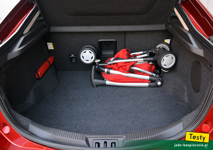 Testy - Ford Mondeo V liftback - próba spakowania spacerówki na szerokość bagażnika