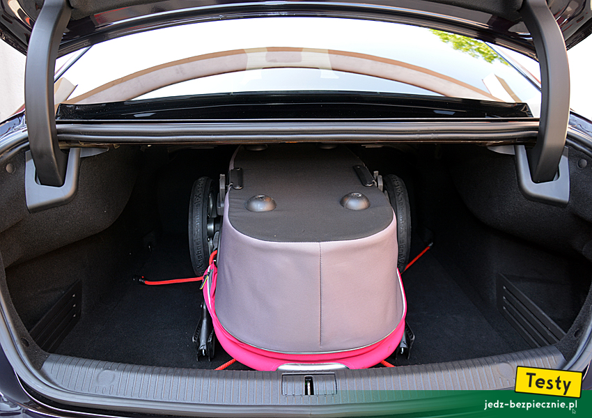 Testy - Renault Talisman sedan - Próba z pakowaniem do bagażnika wózka dziecięcego z gondolą