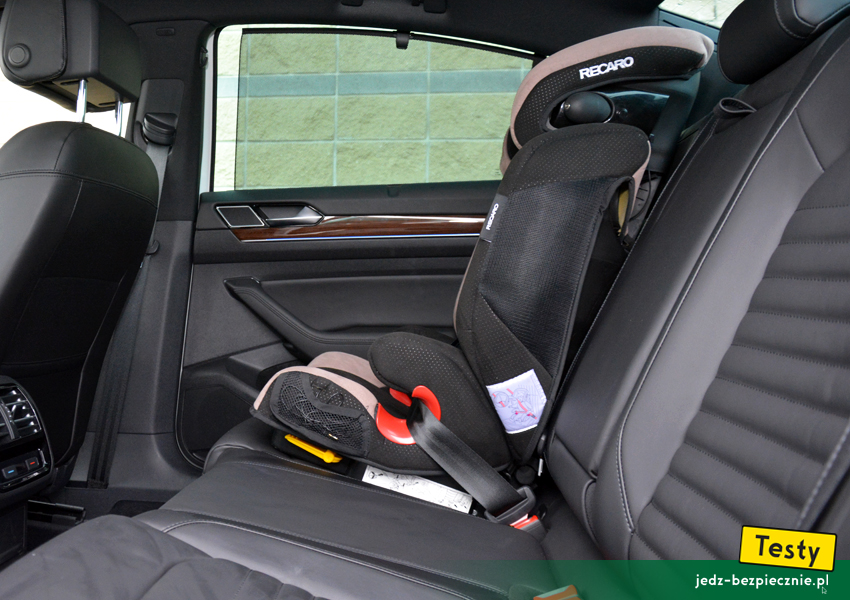 Testy - Volkswagen Passat GTE Limousine - próba z montażem na skrajnym miejscu kanapy fotelika dziecięcego Recaro Monza Nova 2 Seatfix, przodem do kierunku jazdy