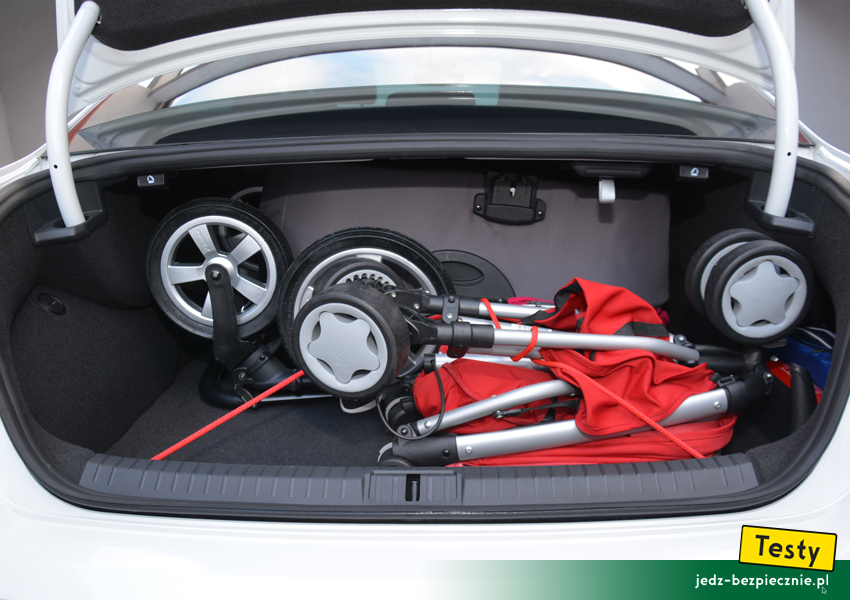 Testy - Volkswagen Passat GTE Limousine - próba z jednoczesnym spakowaniem do bagażnika dwóch wózków dziecięcych - wszerz