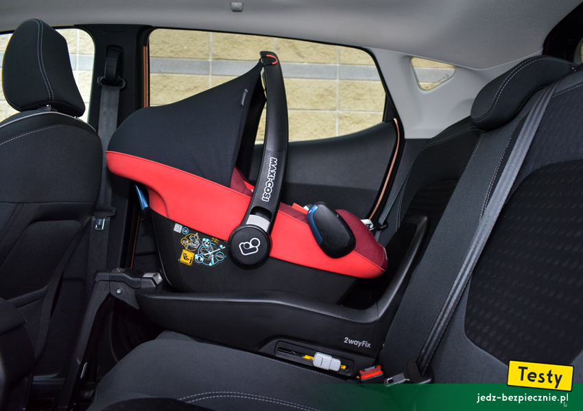 TESTY | Ford Fiesta VIII | Foteliki i wózki - próba z fotelikiem dziecięcym Maxi-Cosi + baza Isofix, tyłem do kierunku jazdy, kanapa