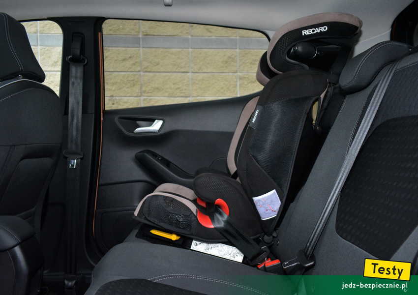 TESTY | Ford Fiesta VIII | Foteliki i wózki - próba z fotelikiem dziecięcym Recaro Monza Nova 2 Seatfix, przodem do kierunku jazdy, kanapa