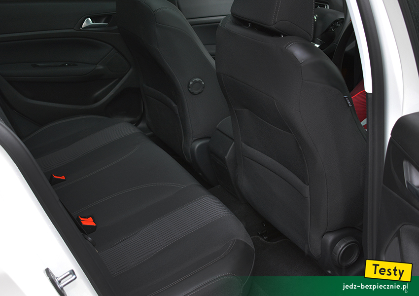 TESTY | Dziecko w Peugeot 308 II hatchback - miejsce na nogi pasażera, kanapa