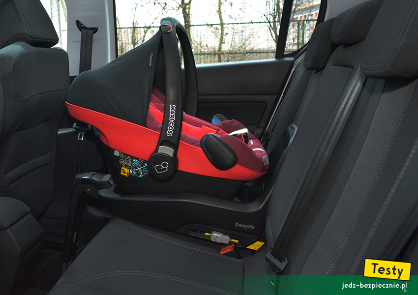 TESTY | Dziecko w Peugeot 308 II hatchback - kanapa, baza, fotelik, Isofix, tyłem do kierunku jazdy