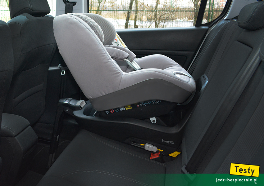 TESTY | Dziecko w Peugeot 308 II hatchback - kanapa, baza, fotelik, Isofix, i-Size, tyłem do kierunku jazdy