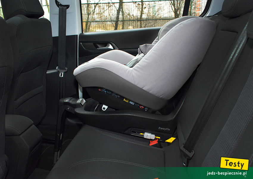 TESTY | Dziecko w Peugeot 308 II hatchback - kanapa, baza, fotelik, Isofix, i-Size, przodem do kierunku jazdy