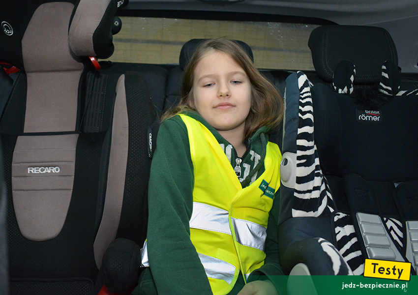 TESTY | Dziecko w Peugeot 308 II hatchback - dziecko bez fotelika na środkowym miejscu kanapy