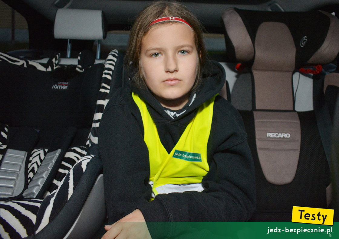 Testy - Toyota Corolla Touring Sports XII Hybrid - dziecko siedzące na kanapie pomiędzy dwoma fotelikami
