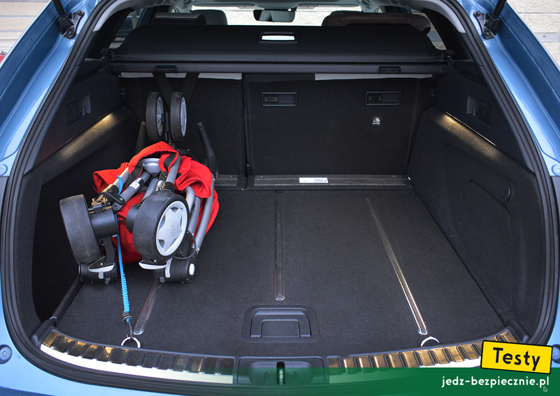 Testy - Toyota Corolla Touring Sports XII Hybrid - próby z pakowaniem wózka - spacerówki Quinny