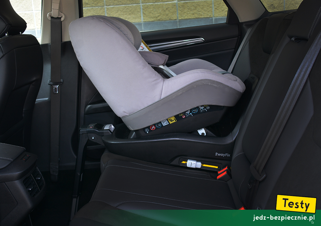 Testy - Ford Mondeo V facelifting kombi Hybrid - próba z fotelikiem dziecięcym Maxi-Cosi, tyłem do kierunku jazdy, kanapa