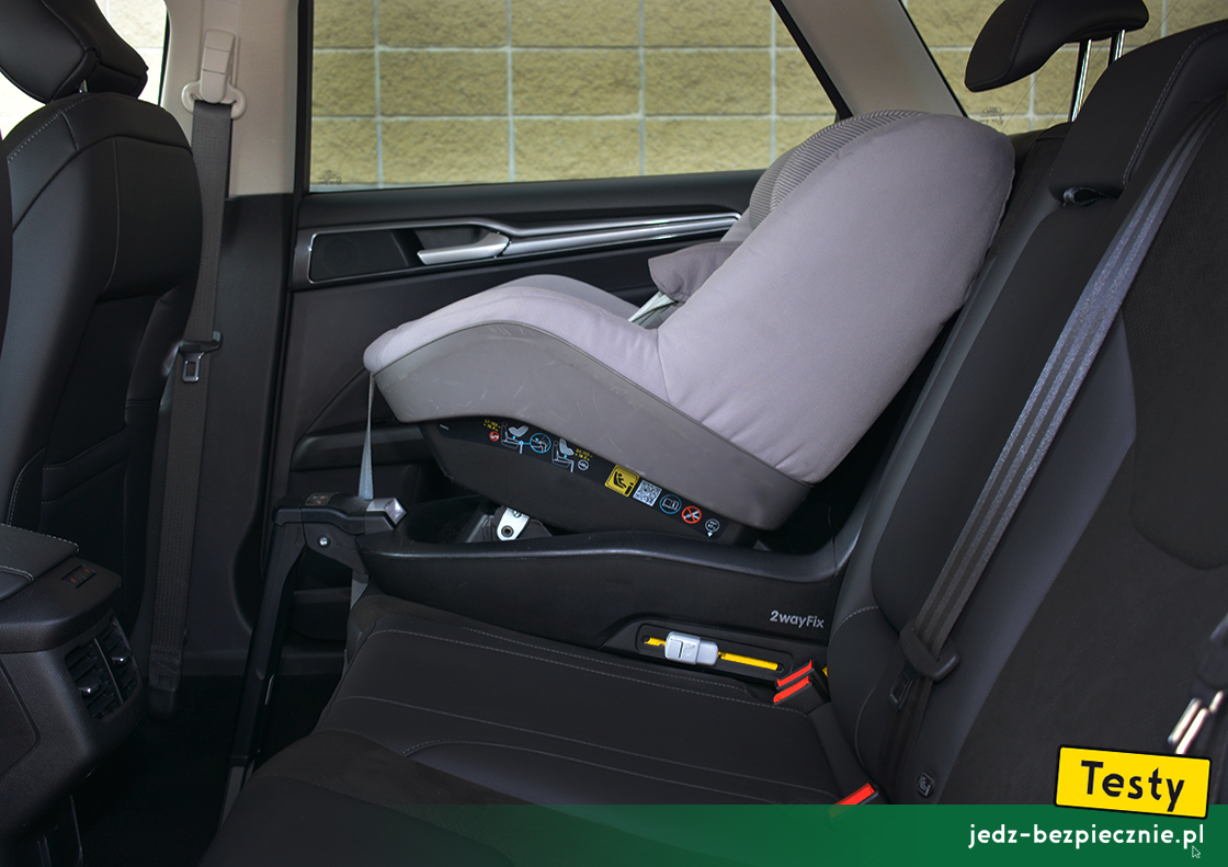 Testy - Ford Mondeo V facelifting kombi Hybrid - próba z fotelikiem dziecięcym Maxi-Cosi, przodem do kierunku jazdy, kanapa