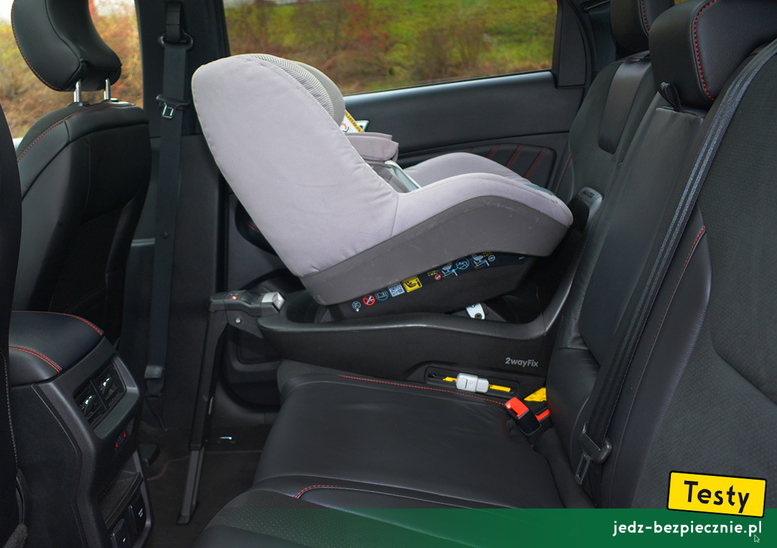 Testy - Ford Edge II facelifting - próba z fotelikiem dziecięcym Maxi-Cosi, tyłem do kierunku jazdy, kanapa