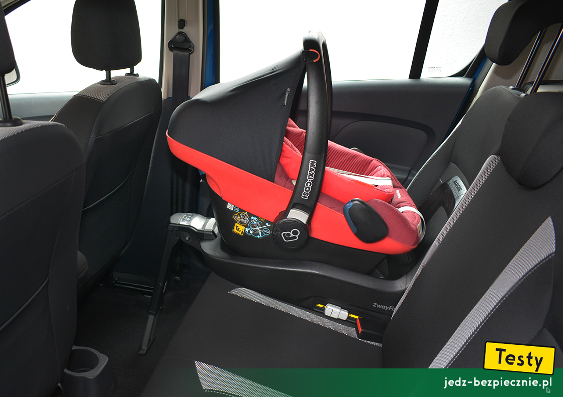 Testy - Dacia Duster II facelifting - próba z fotelikiem dziecięcym Maxi-Cosi, tyłem do kierunku jazdy, kanapa