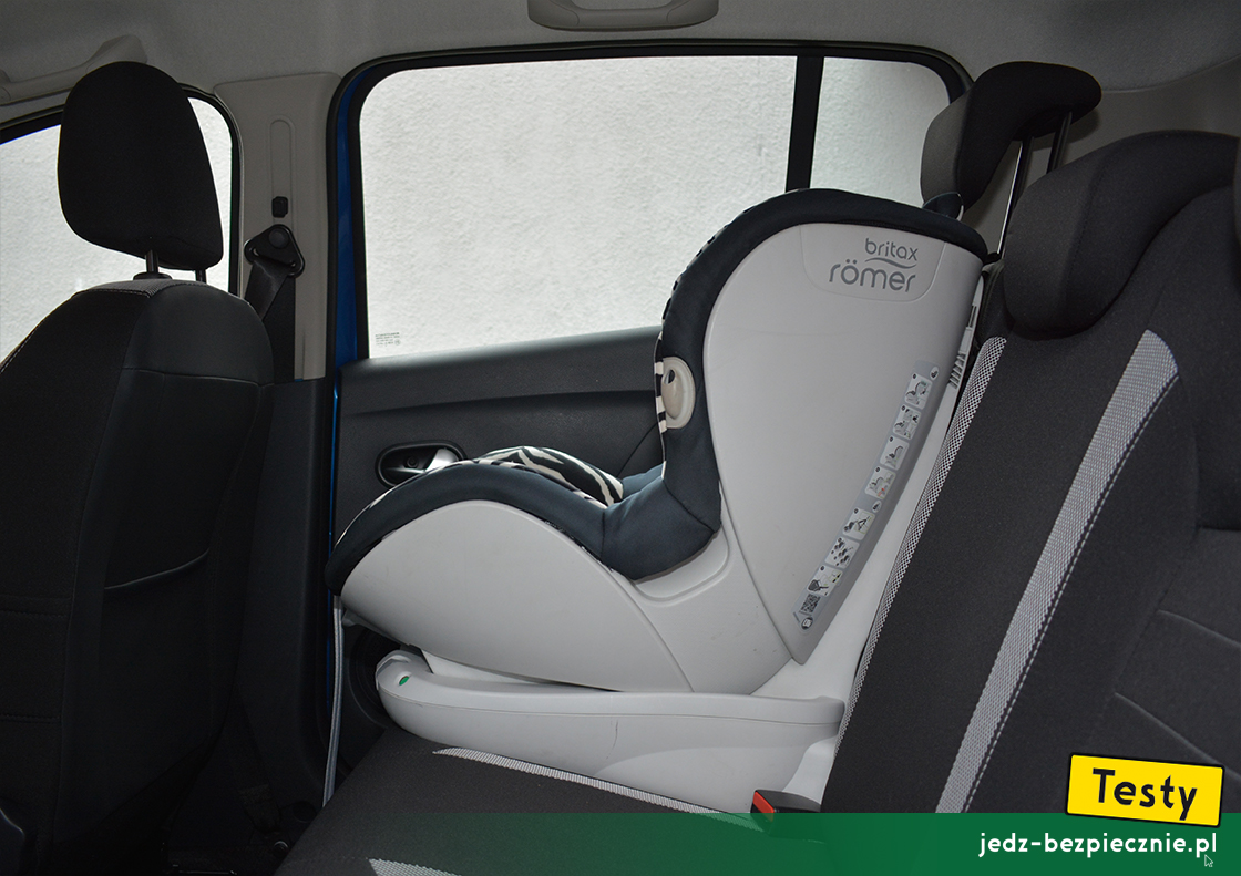 Testy - Dacia Duster II facelifting - próba z fotelikiem dziecięcym Britax-Romer, przodem do kierunku jazdy, kanapa
