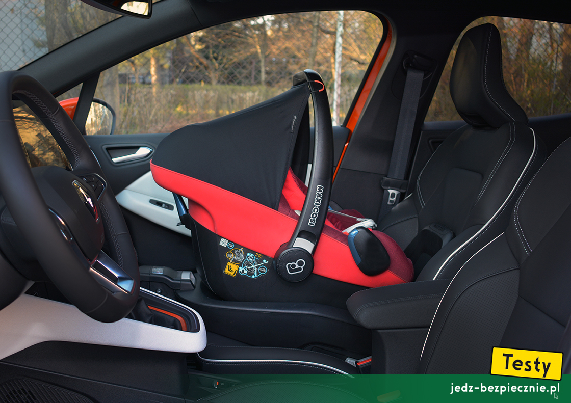 Testy - Renault Clio V hatchback - próba z fotelikiem dziecięcym Maxi-Cosi, tyłem do kierunku jazdy, przód - fotel pasażera