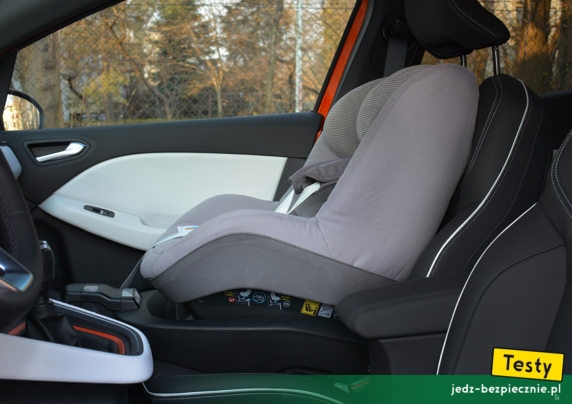 Testy - Renault Clio V hatchback - próba z fotelikiem dziecięcym Maxi-Cosi, przodem do kierunku jazdy, przód - fotel pasażera