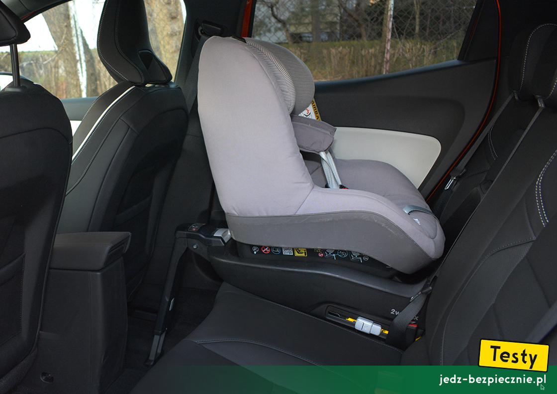Testy - Renault Clio V hatchback - próba z fotelikiem dziecięcym Maxi-Cosi, tyłem do kierunku jazdy, kanapa