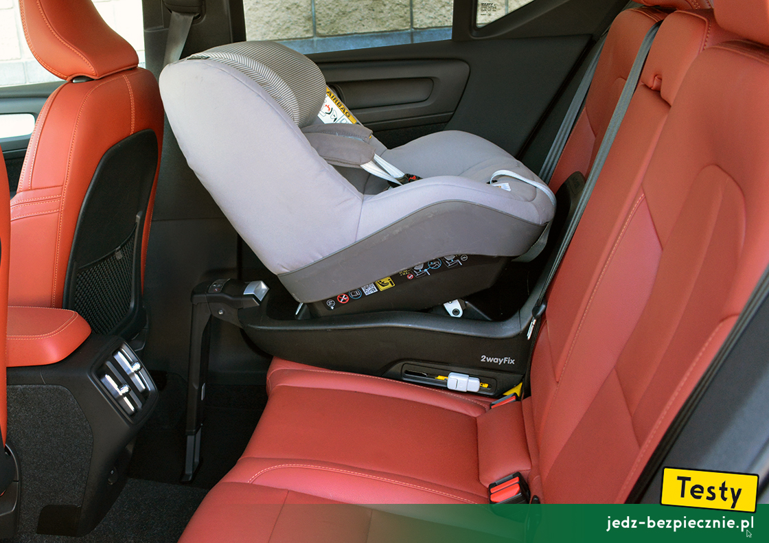 Testy - Volvo XC40 AWD - próba z fotelikiem dziecięcym Maxi-Cosi, tyłem do kierunku jazdy, kanapa