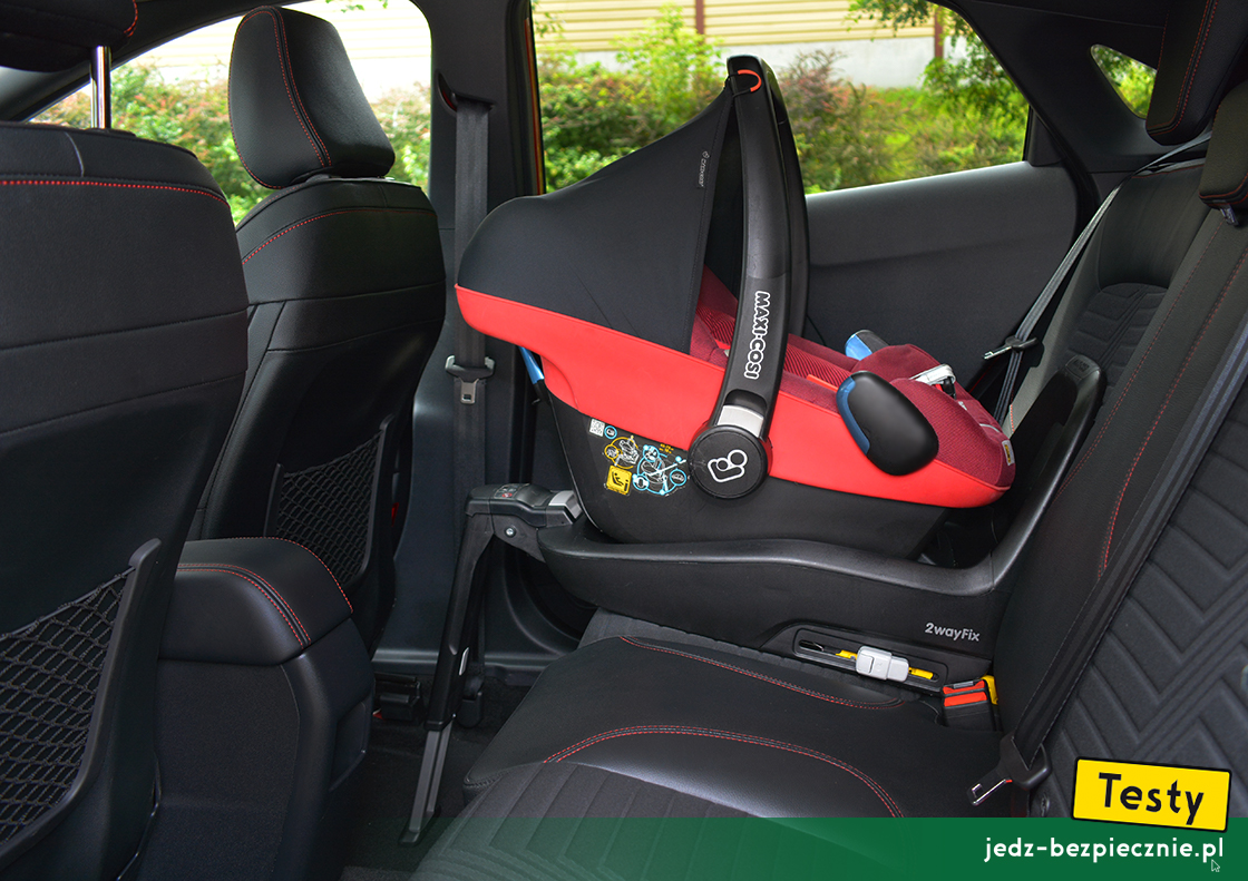 Testy - Ford Puma - próba z fotelikiem dziecięcym Maxi-Cosi + baza Isofix, tyłem do kierunku jazdy, kanapa