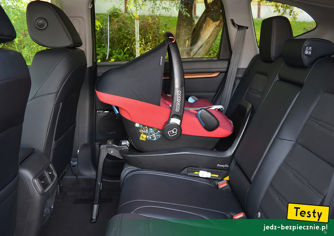 TESTY | Honda CR-V V Hybrid AWD | próba z fotelikiem dziecięcym Maxi-Cosi Pebble Plus na bazie Maxi-Cosi 2WayFix, tyłem do kierunku jazdy, kanapa