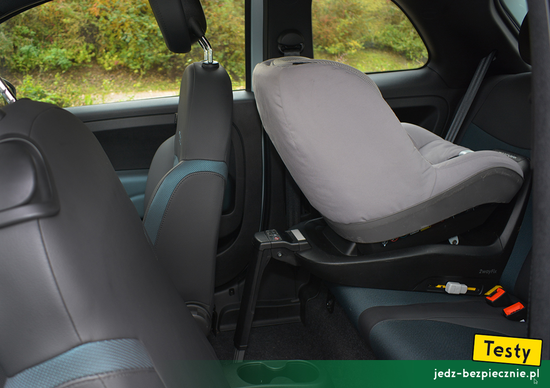 TESTY | Fiat 500 II Hybrid | Foteliki i wózki - Próba z fotelikiem dziecięcym Maxi-Cosi 2WayPearl - tylko prawa strona, tyłem do kierunku jazdy, kanapa