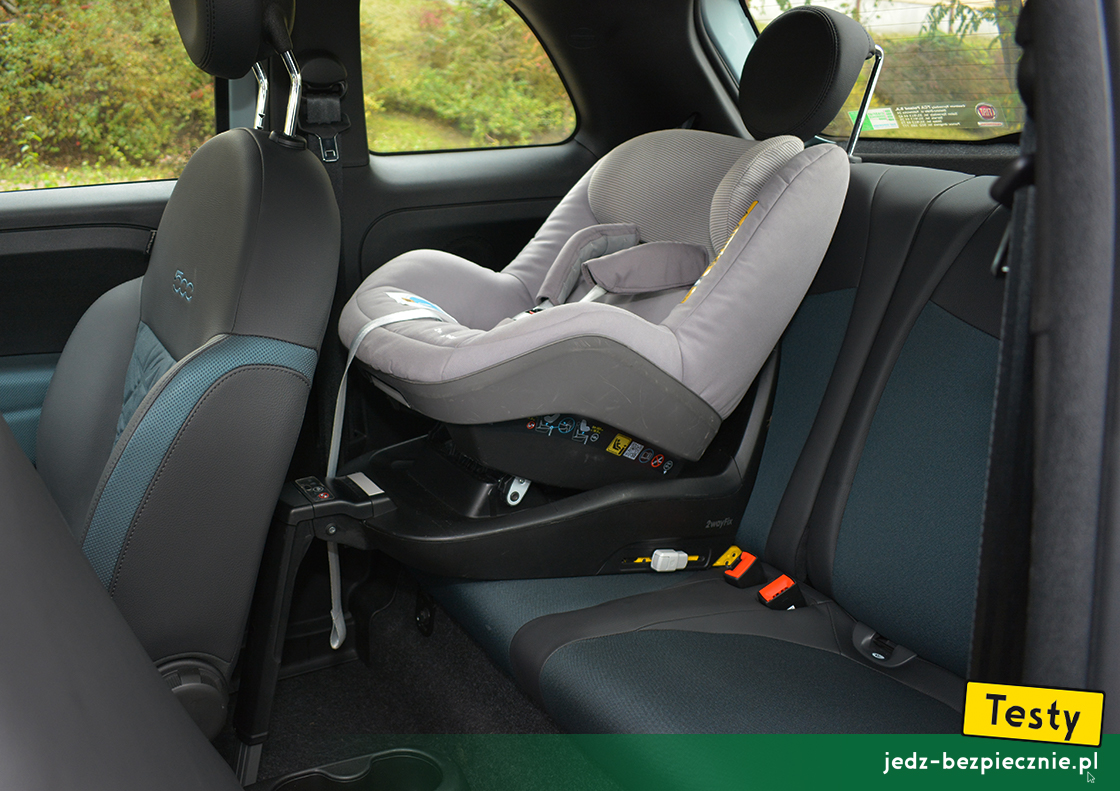 TESTY | Fiat 500 II Hybrid | Foteliki i wózki - Próba z fotelikiem dziecięcym Maxi-Cosi 2WayPearl - tylko prawa strona, przodem do kierunku jazdy, kanapa