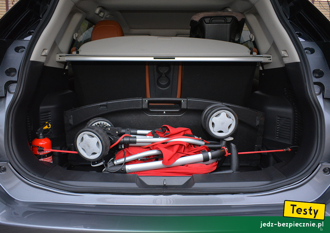 Testy - Nissan X-Trail III - próba z pakowaniem do bagażnika wózka dziecięcego Quinny Zapp Xtra 2