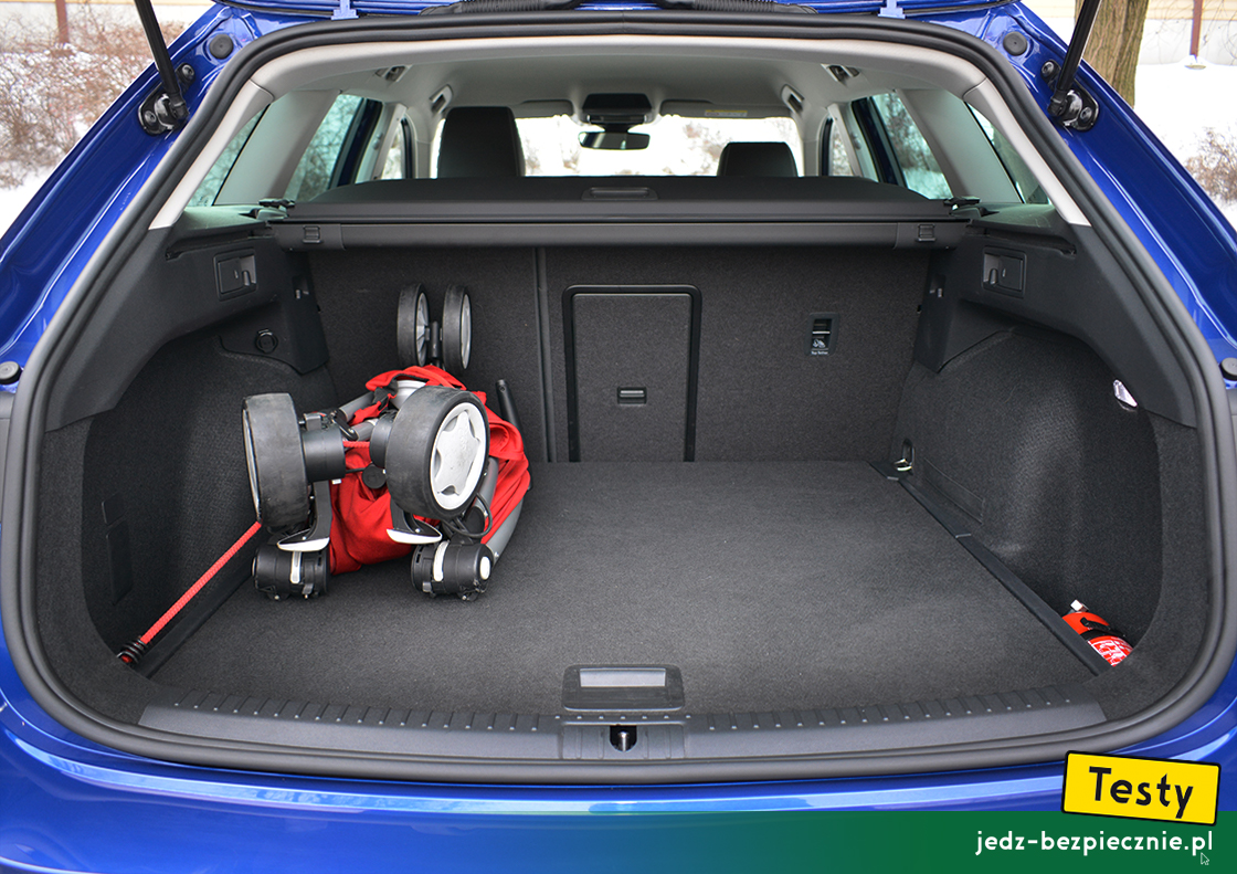 Testy - SEAT Leon IV Sportstourer - próby z pakowaniem do bagażnika wózka Quinny Zapp Xtra 2