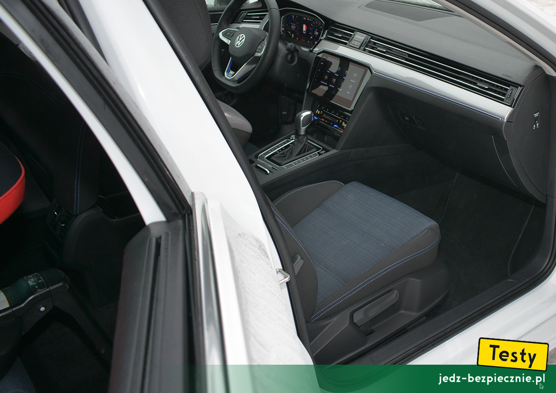Testy - Volkswagen Passat VIII GTE Variant - miejsce na nogi dla pasażera siedzącego z przodu