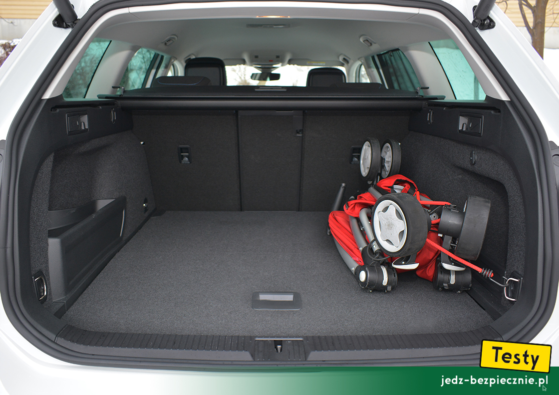 Testy - Volkswagen Passat VIII GTE Variant - próby z pakowaniem do bagażnika wózka Quinny Zapp Xtra 2