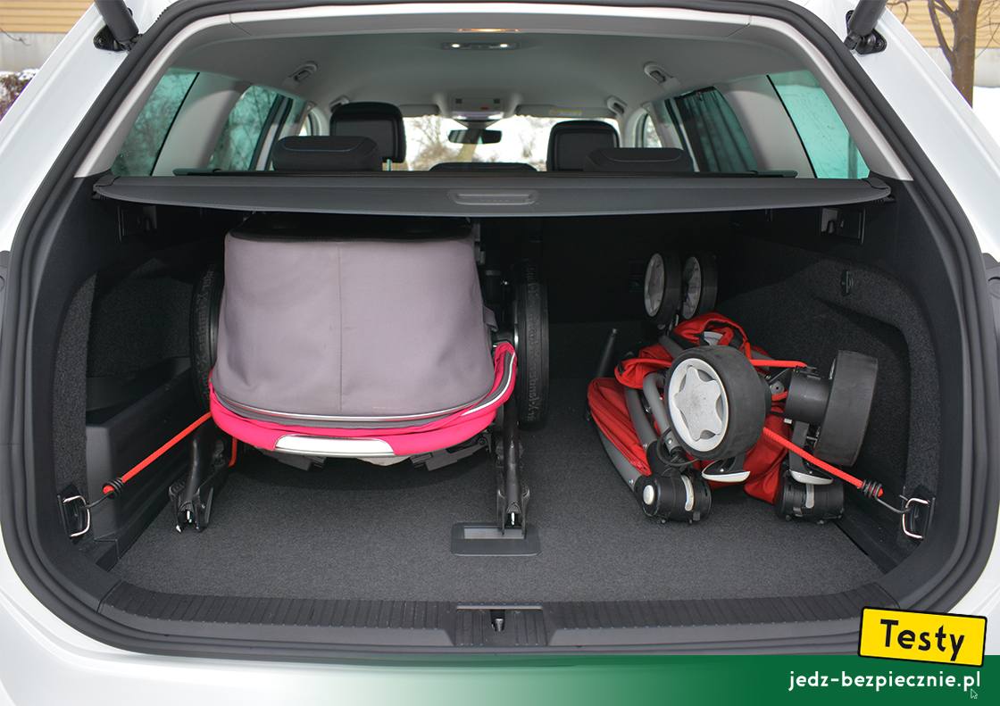 Testy - Volkswagen Passat VIII GTE Variant - próba z jednoczesnym spakowaniem do bagażnika dwóch wózków dziecięcych
