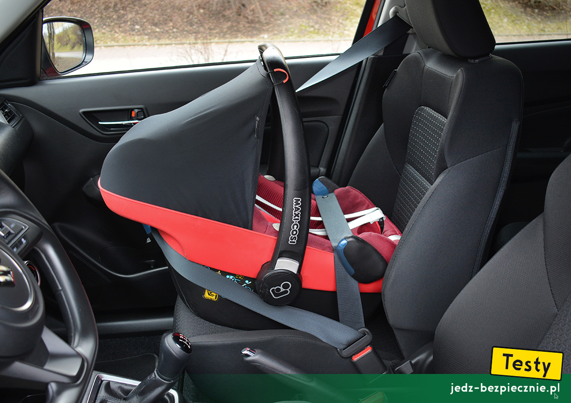 Testy - Suzuki Swift VI fl mild-hybrid - próba z montażem na miejscu pasażera fotelika dziecięcego Maxi-Cosi Pebble Plus, tyłem do kierunku jazdy