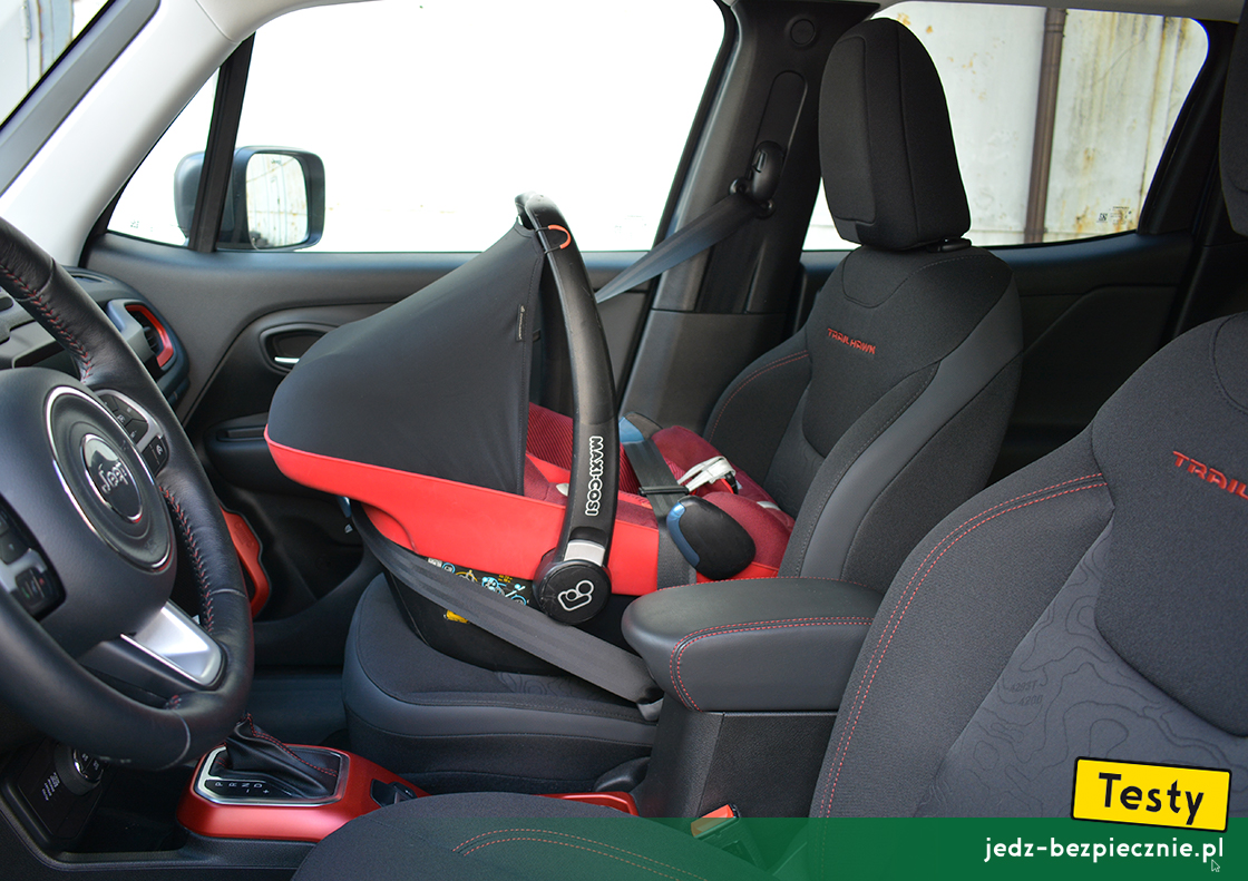 TESTY | Jeep Renegade 4xe - próba z montażem na miejscu pasażera fotelika dziecięcego Maxi-Cosi Pebble Plus, tyłem do kierunku jazdy