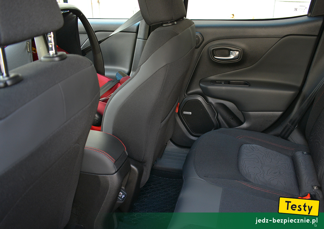 TESTY | Jeep Renegade 4xe - pozostawione miejsce na nogi dla pasażera kanapy