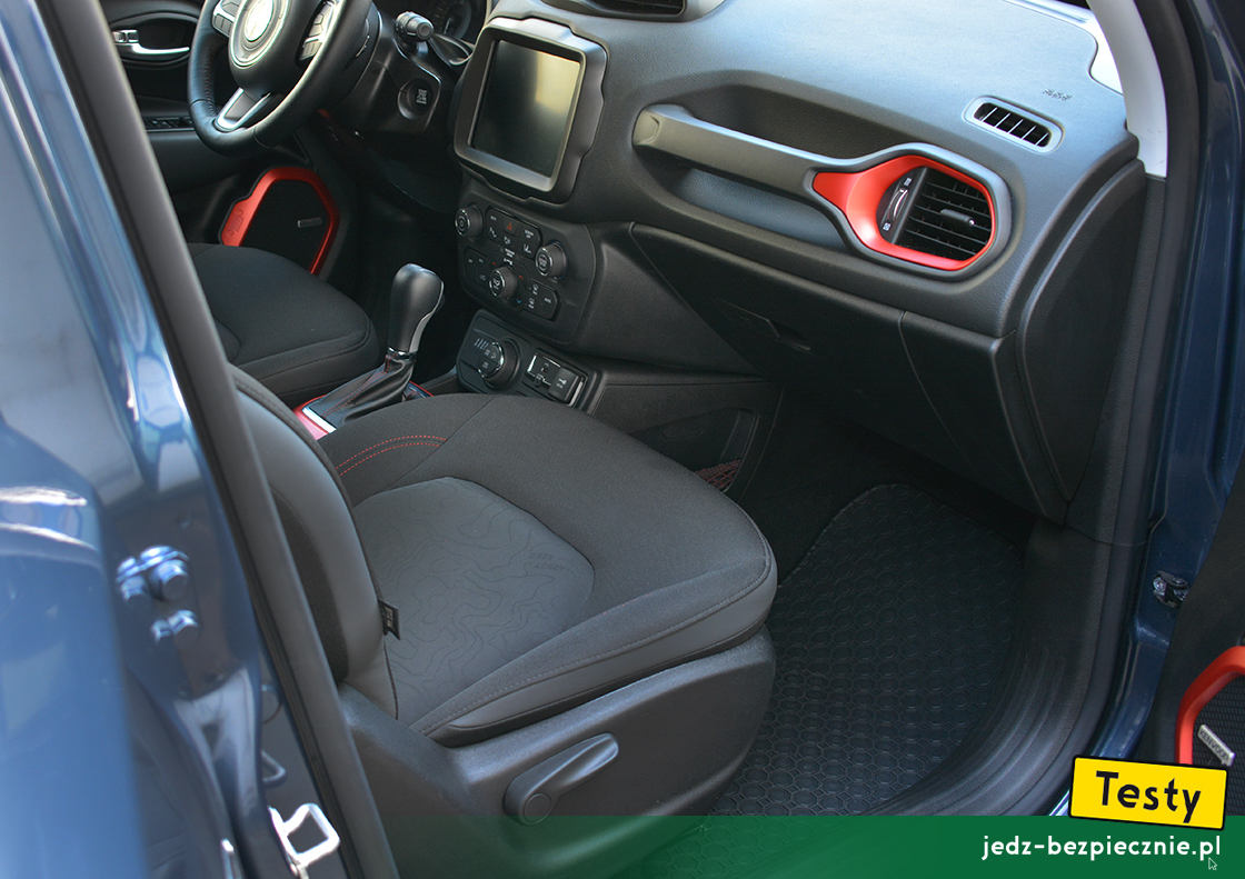 TESTY | Jeep Renegade 4xe - pozostawione miejsce na nogi dla pasażera podróżującego z przodu