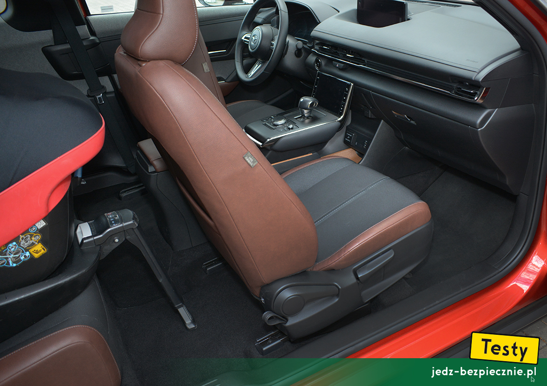 TESTY | Mazda MX-30 - pozostawione miejsce na nogi dla pasażera podróżującego z przodu