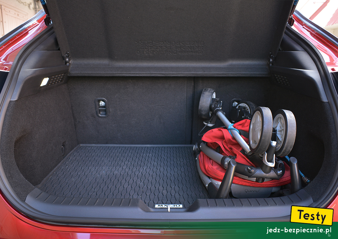 TESTY | Mazda MX-30 - próby z pakowaniem do bagażnika złożonej spacerówki Quinny Zapp Xtra 2