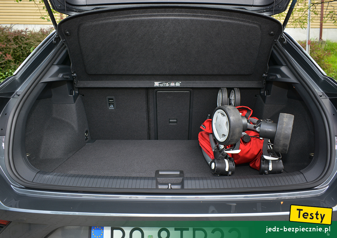 TESTY | Volkswagen T-Roc - próby z pakowaniem do bagażnika złożonej spacerówki Quinny Zapp Xtra 2