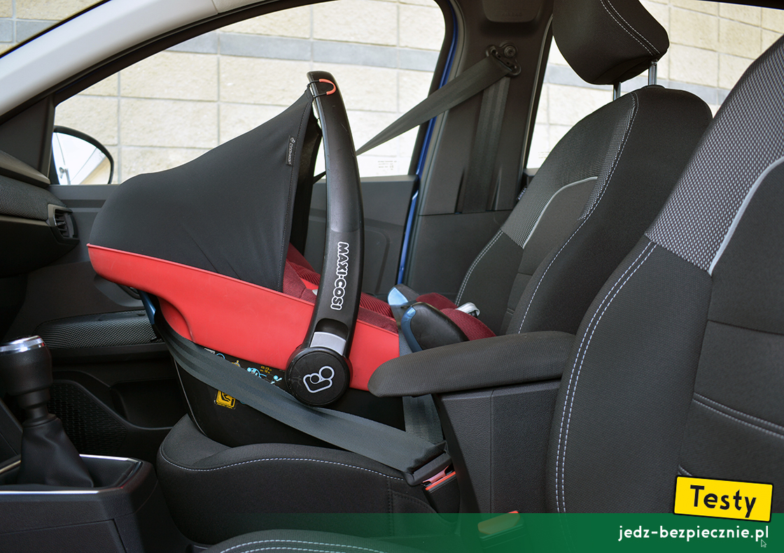 TESTY | Dacia Sandero III - próba z montażem na miejscu pasażera fotelika dziecięcego Maxi-Cosi Pebble Plus, tyłem do kierunku jazdy