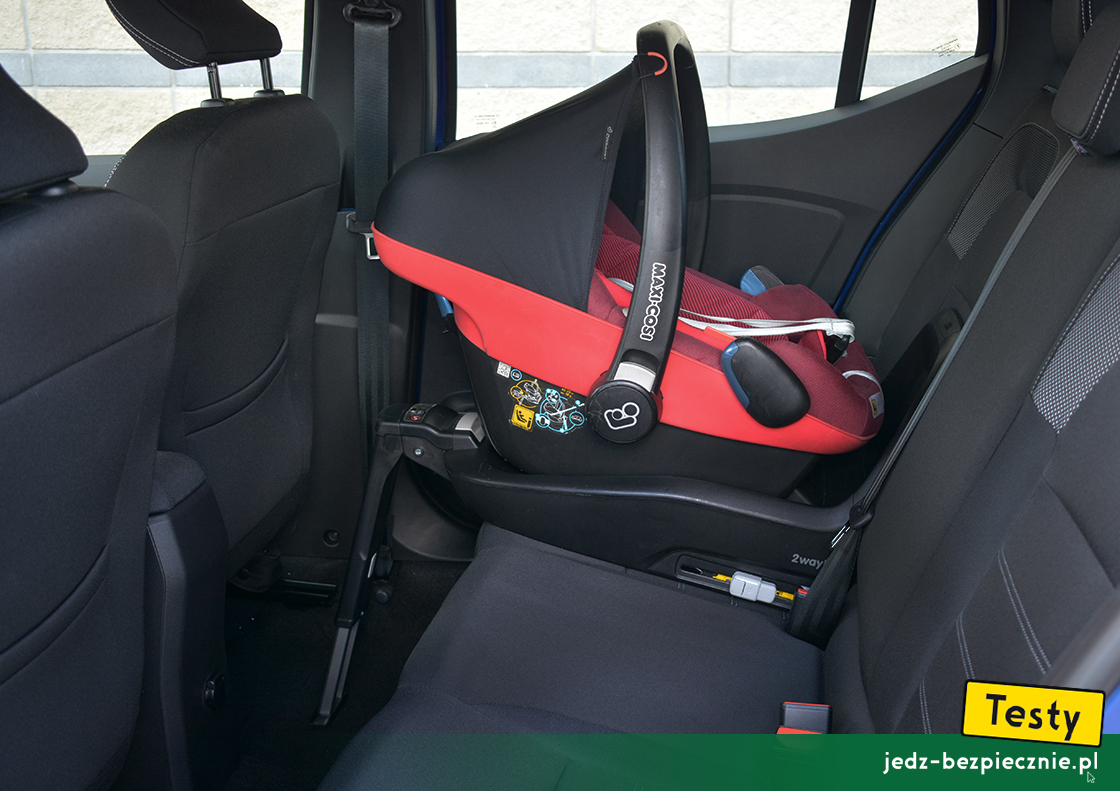TESTY | Dacia Sandero III - próby z montażem na bazie Maxi-Cosi 2WayFix fotelika dziecięcego Pebble Plus, kanapa, tyłem do kierunku jazdy