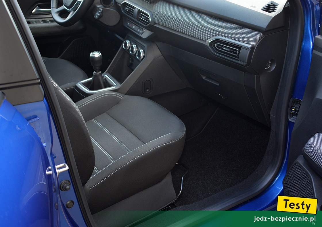 TESTY | Dacia Sandero III - pozostawione miejsce na nogi dla pasażera podróżującego z przodu